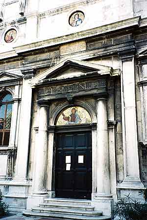 Chiesa di San Giorgio dei Greci, Entrance